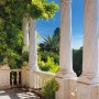 Komar Fototapete Villa Liguria mit Säulen und Gartenlandschaft.