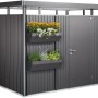 Biohort FloraBoard in Dunkelgrau-Metallic am Gartenhaus mit zwei bepflanzten Blumenkästen.