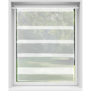 Weiße Bistrogardine mit Raffoptik und Stangendurchzug am Fenster.