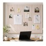 Hellgraue selbstklebende Filzpinnwand (120x90 cm) mit Notizen und Fotos im Büro. Modulares Akustikfilz Memoboard für Ordnung.