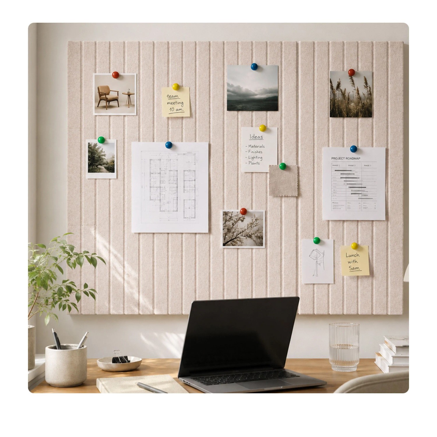 Hellgraue selbstklebende Filzpinnwand (120x90 cm) mit Notizen und Fotos im Büro. Modulares Akustikfilz Memoboard für Ordnung.