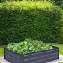 Anthrazitfarbenes Garden Pleasure Hochbeet aus Metall, bepflanzt im Garten.
