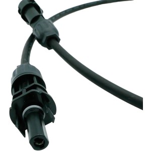 Detailaufnahme des MC4 Anschlusskabels für ABSAAR Solarpanel, Zubehör für Solaranlagen.
