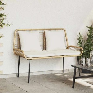 Zweisitzige Gartenbank aus braunem Poly-Rattan mit schwarzen Stahlbeinen und cremefarbenen Kissen auf einer Terrasse.