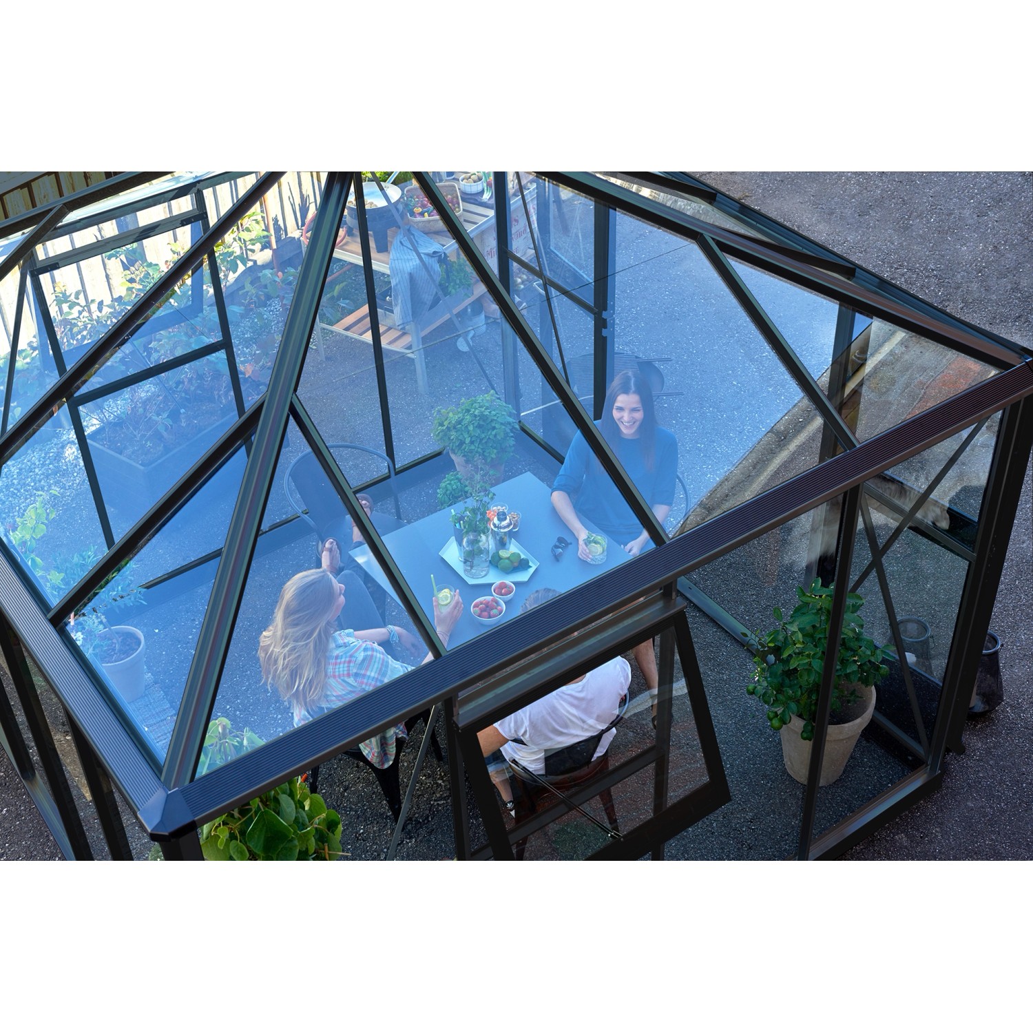 Juliana Gewächshaus Oase 8 Anthrazit mit Personen beim Entspannen im Inneren.