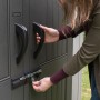 Detailaufnahme: Frau öffnet Lifetime Kunststoff-Gartenhaus Stella mit Griff und Riegel.