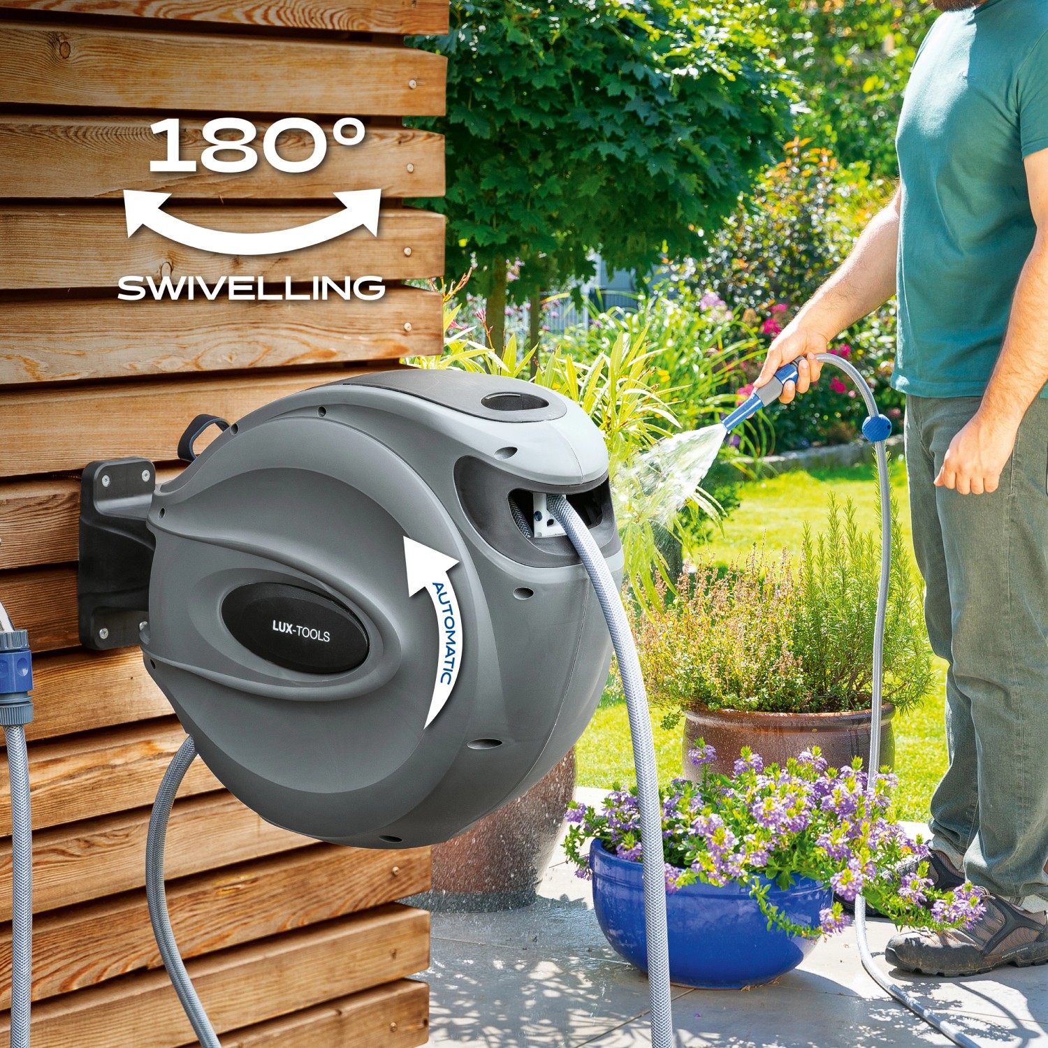 LUX Wandschlauchbox-Set 12m in Grau mit Schlauch im Einsatz zur Gartenbewässerung.