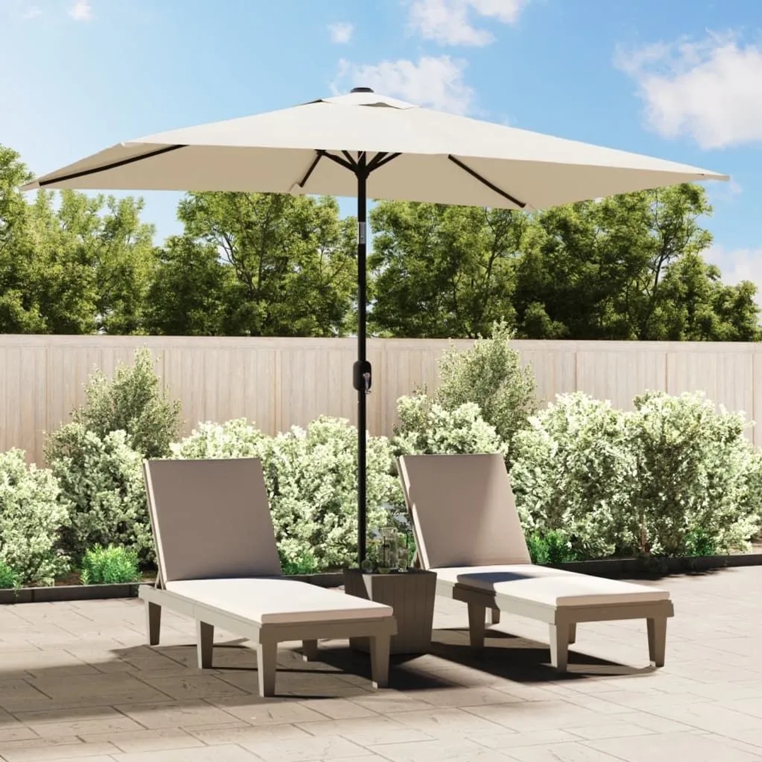 Sandweißer vidaXL Rechteck-Sonnenschirm (200x300 cm) auf Terrasse, spendet Schatten über Liegen.