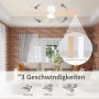 Weißer HOMCOM Deckenventilator mit Beleuchtung und Holzflügeln im Wohnraum.