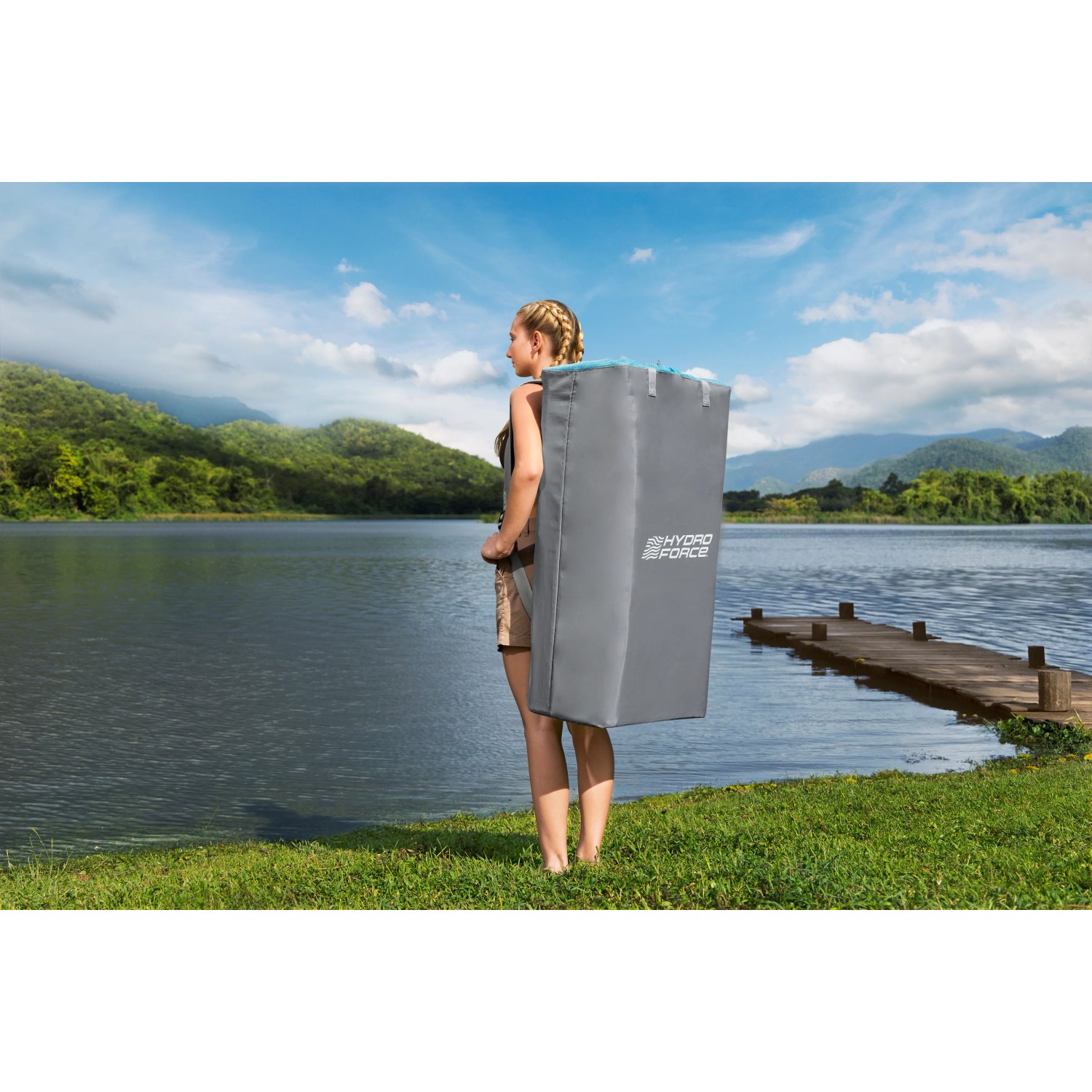 Frau trägt Bestway SUP Board-Set Aqua Drifter im Rucksack zum See.