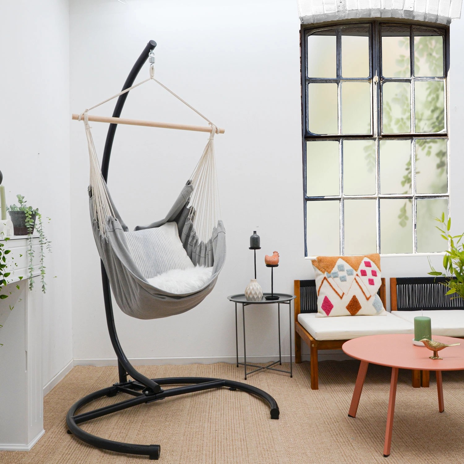 Grau-lila AMANKA XL Hängesessel mit Gestell, belastbar bis 100 kg. Bequeme Sitzgelegenheit für Innen und Außen.