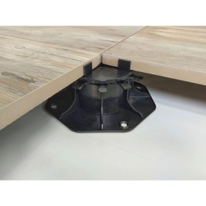 Schwarzes Karle & Rubner Terrassenlager, höhenverstellbar, mit Fugenkreuz für Steinplatten.