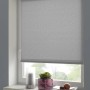 Gardinia EasyFix Rollo Uni, 120x150 cm, hellgrau strukturiert, am Fenster montiert.