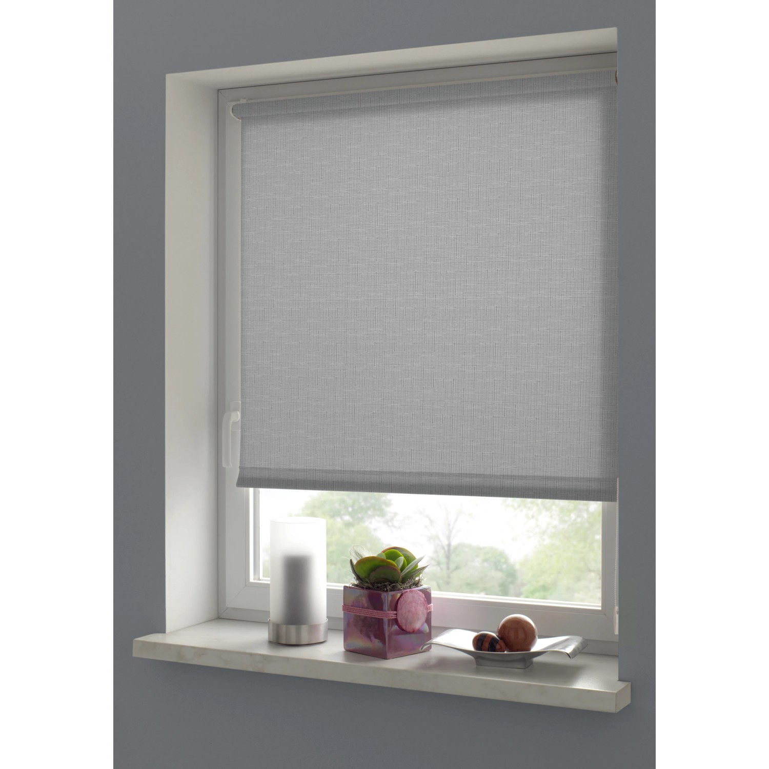 Gardinia EasyFix Rollo Uni, 120x150 cm, hellgrau strukturiert, am Fenster montiert.