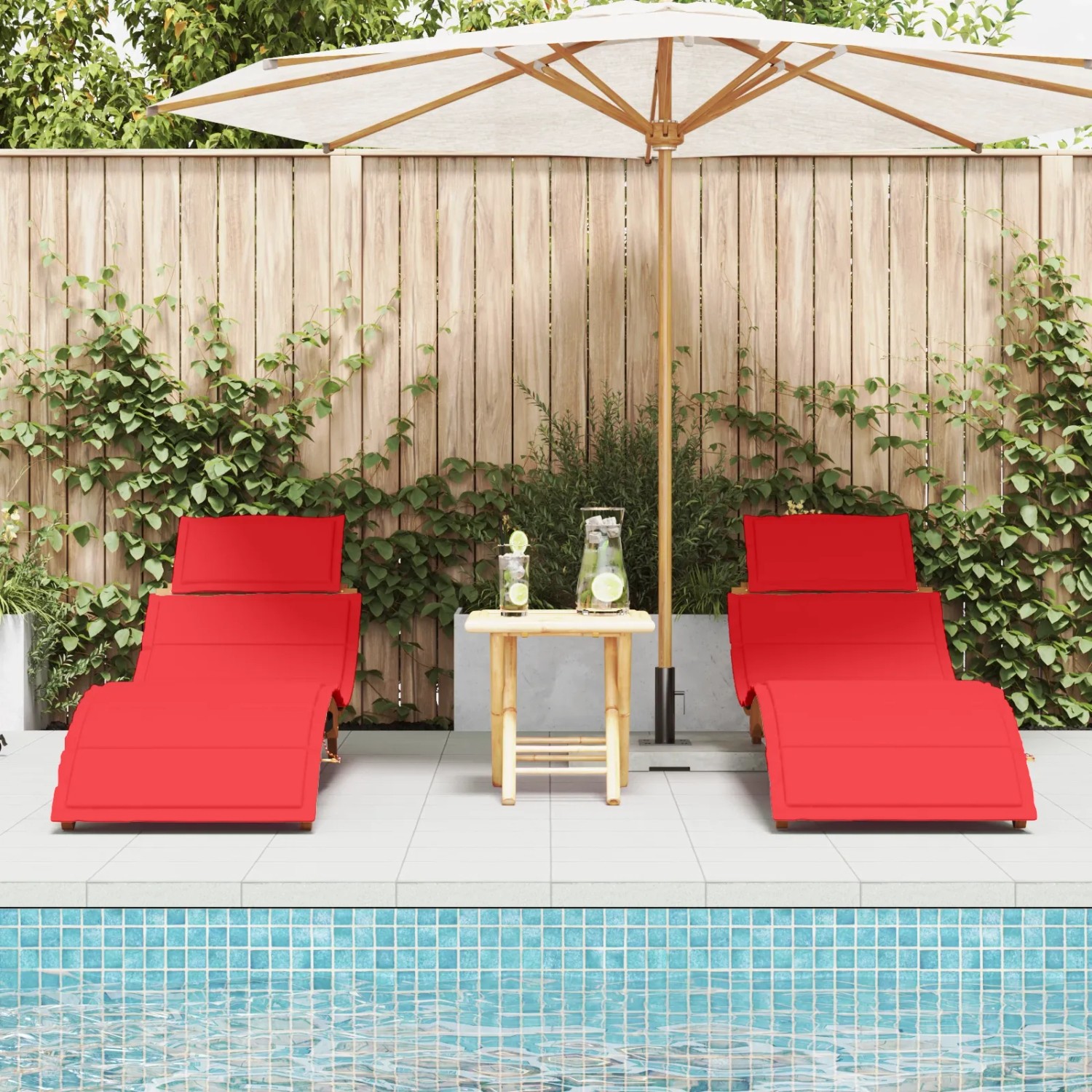 Zwei rote vidaXL Sonnenliegen aus Akazienholz mit Kissen am Pool.