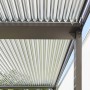 Detailansicht des Home Deluxe Pavillon Cannes mit Lamellendach und Aluminiumrahmen.