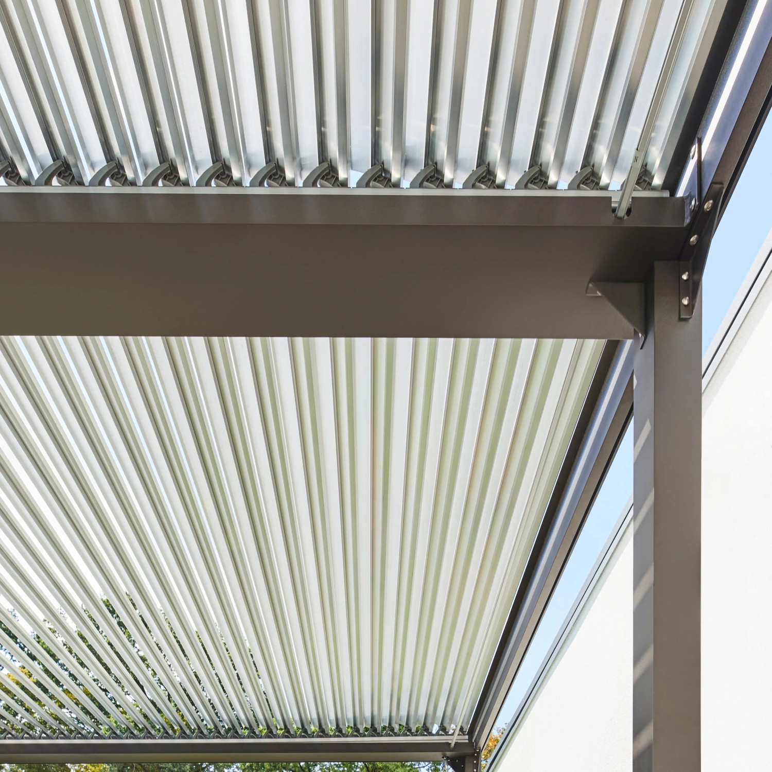 Detailansicht des Home Deluxe Pavillon Cannes mit Lamellendach und Aluminiumrahmen.