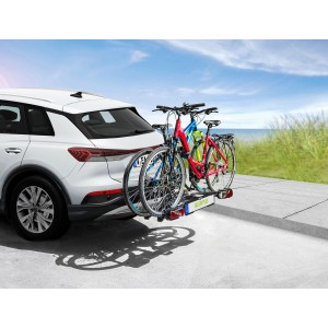 Eufab Fahrradträger Falcon Plus auf Anhängerkupplung mit zwei Fahrrädern am Auto.