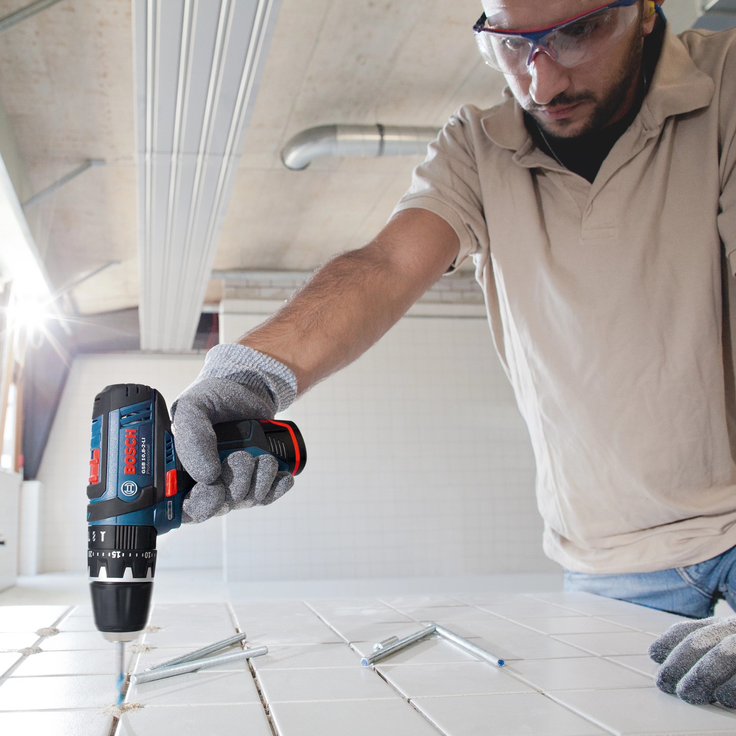 Bosch Professional GSR 12V-15 Akku-Bohrschrauber im Einsatz mit Zubehör.