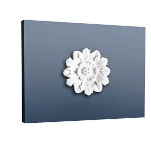 Weiße ORAC DECOR R12 LUXXUS Stuckrosette mit Blumen- und Blätterdekor, 19,5 cm Durchmesser.