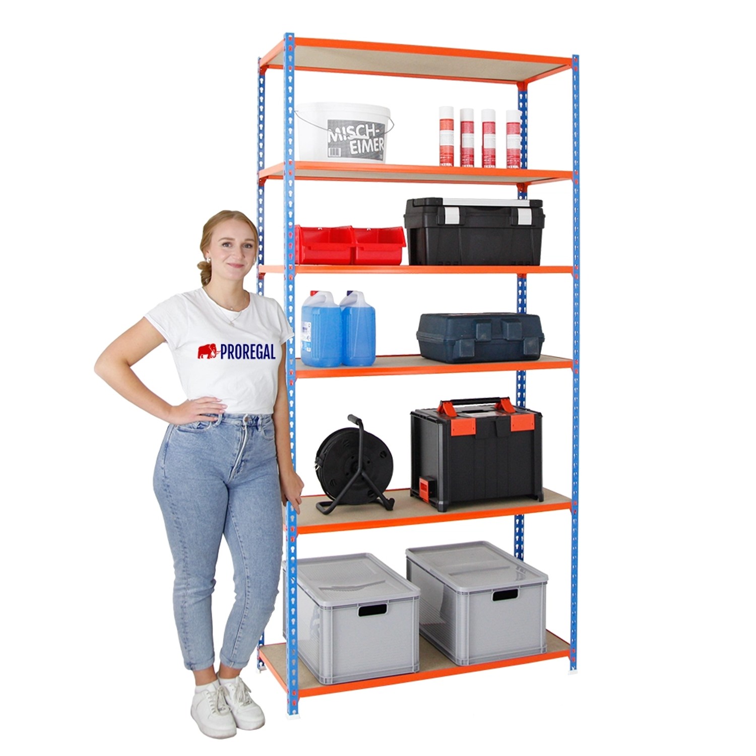 Blau-oranges PROREGAL Schwerlastregal Giant Muli mit 6 Böden und diversen Gegenständen.