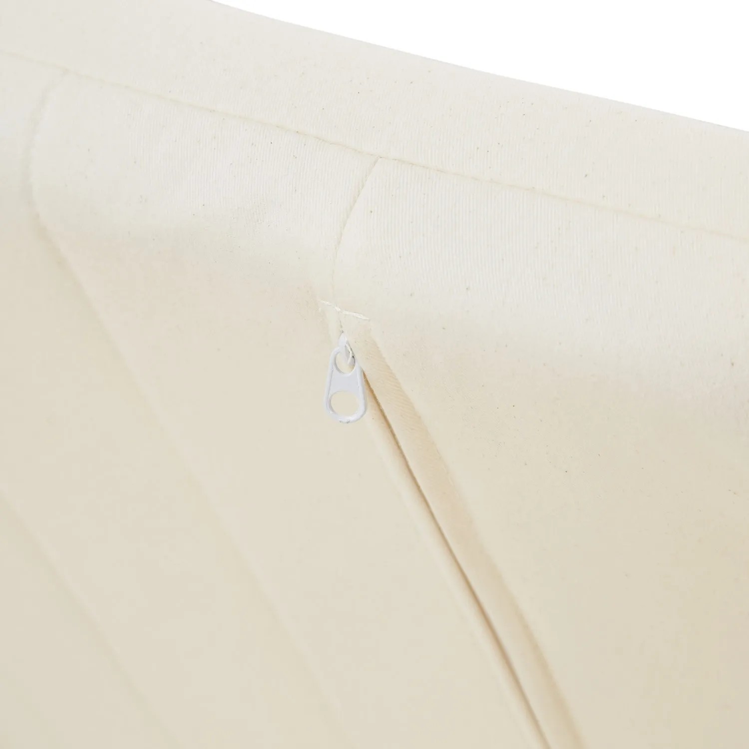 Detailaufnahme: Beige Relaxsessel Bezug mit Reißverschluss. Sesselbezug abnehmbar.