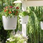 Weiße Lechuza Nido Cottage Hängeampel Ø 27 cm mit bunten Blumen.