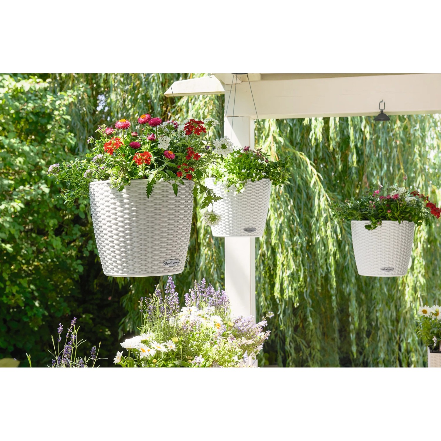 Weiße Lechuza Nido Cottage Hängeampel Ø 27 cm mit bunten Blumen.
