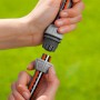 Gardena Reparator-Satz 13mm im Einsatz: Schlauchreparatur mit Kupplungen für Gartenschläuche.
