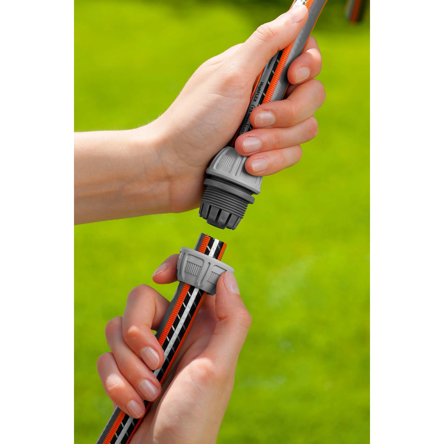 Gardena Reparator-Satz 13mm im Einsatz: Schlauchreparatur mit Kupplungen für Gartenschläuche.