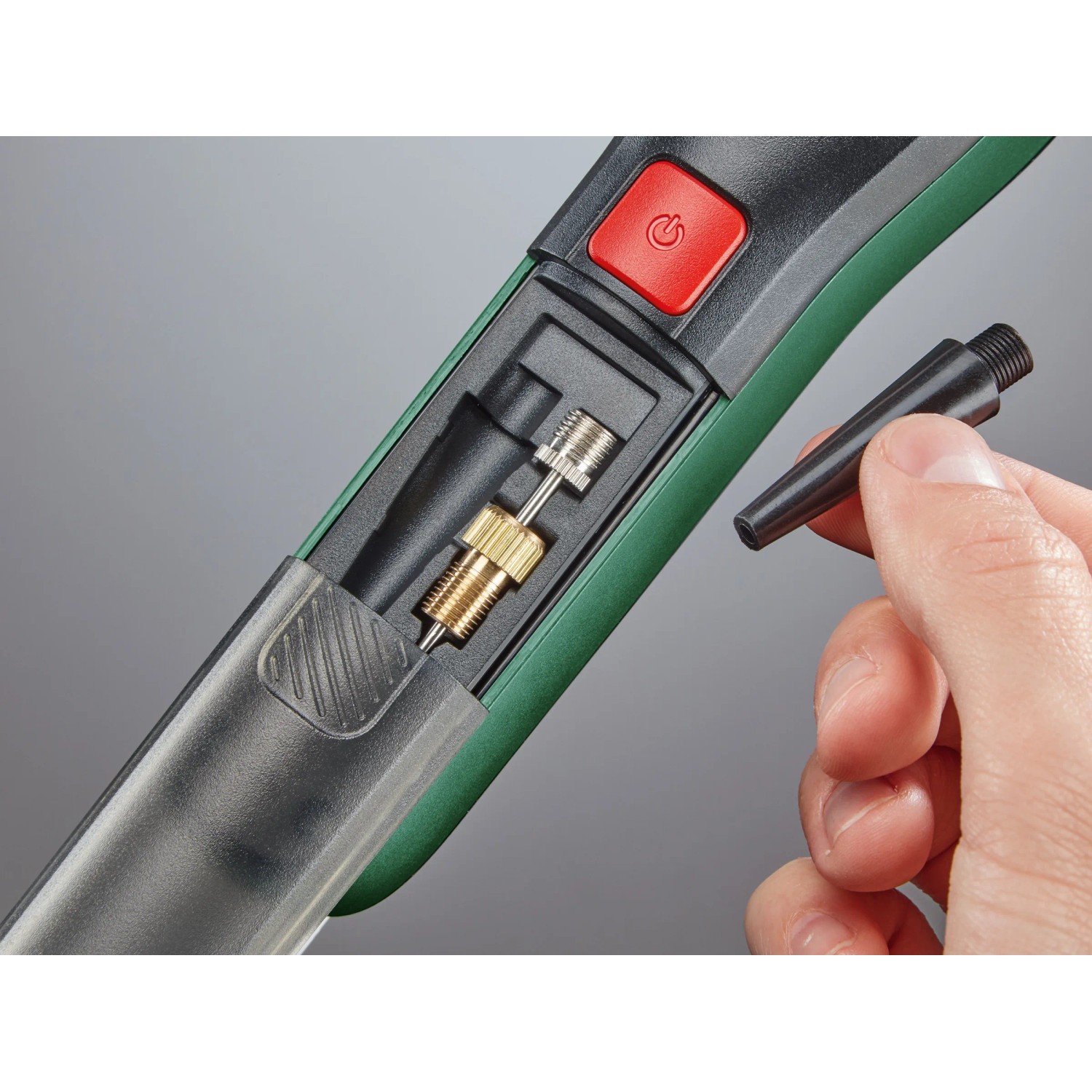 Bosch Easy Pump Akku-Druckluftpumpe mit Adapter im Aufbewahrungsfach.