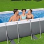 Bestway Stahlrahmenpool-Set: Familie entspannt im grauen, eckigen Pool mit Stahlrahmen im Garten.