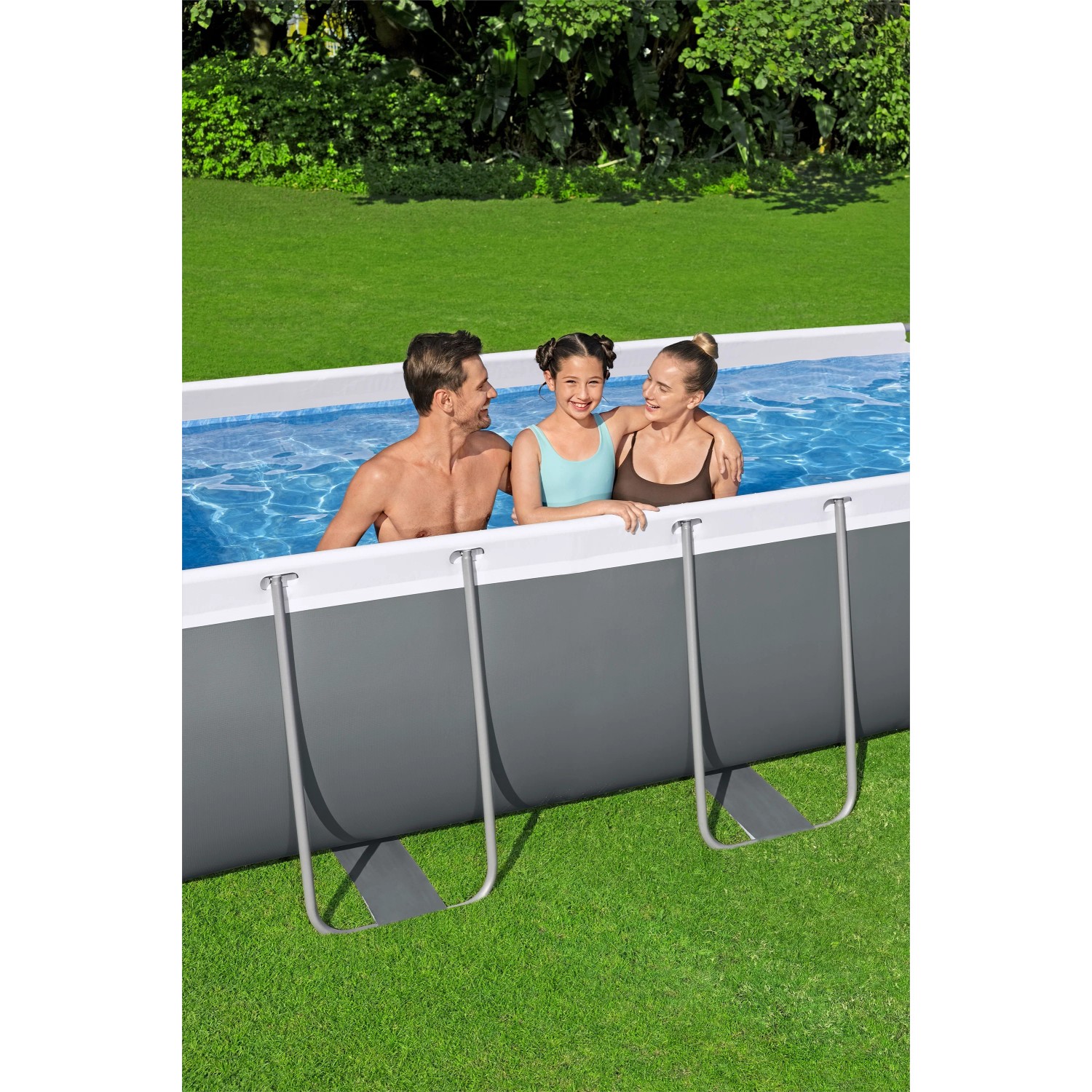 Bestway Stahlrahmenpool-Set: Familie entspannt im grauen, eckigen Pool mit Stahlrahmen im Garten.