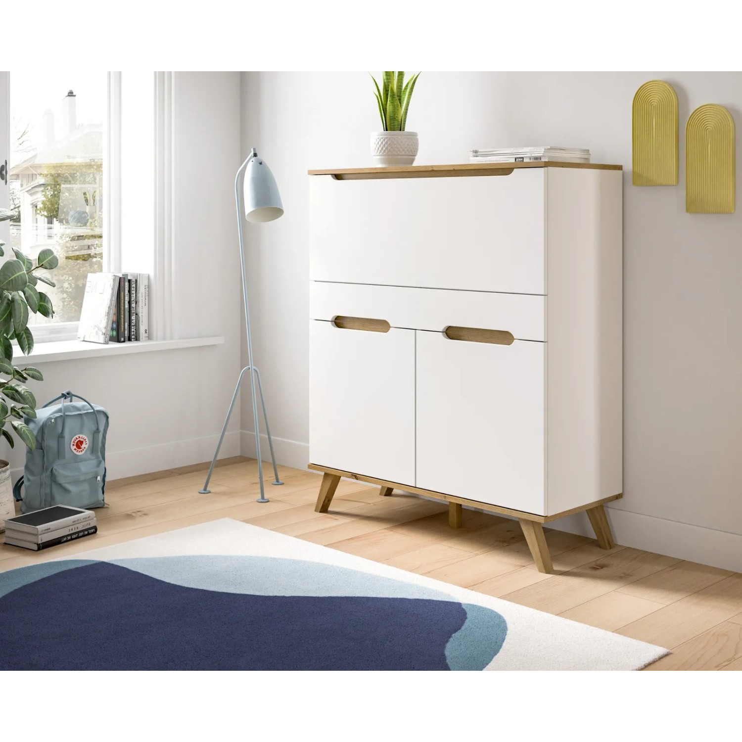Eleganter weißer Sekretär Hygge mit Eiche-Details, skandinavisches Design. Klappe, Türen, konische Holzfüße. Für Homeoffice.