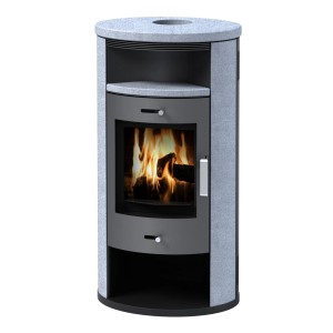 Accente Verona II Kaminofen mit Granit Grau Verkleidung und brennendem Holz im Feuerraum.