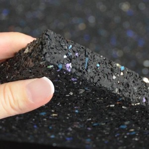 Detailaufnahme einer schwarzen Karat Bautenschutzmatte aus Gummigranulat mit farbigen Sprenkeln.