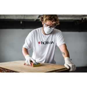 Mann schleift Tisch mit Gebol Feinstaubmaske Comfort FFP2, Schutz vor Staub.