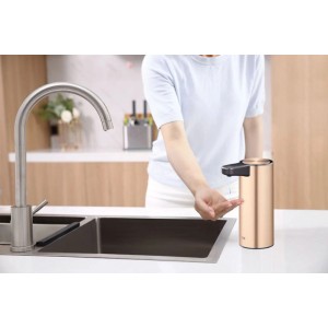 Rosegoldener, berührungsloser PROREGAL Seifenspender aus Edelstahl mit Sensor vor einem Waschbecken.