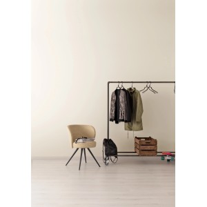 Wand in leichtem Leinenbeige mit Schöner Wohnen Designfarbe, kombiniert mit Möbeln.