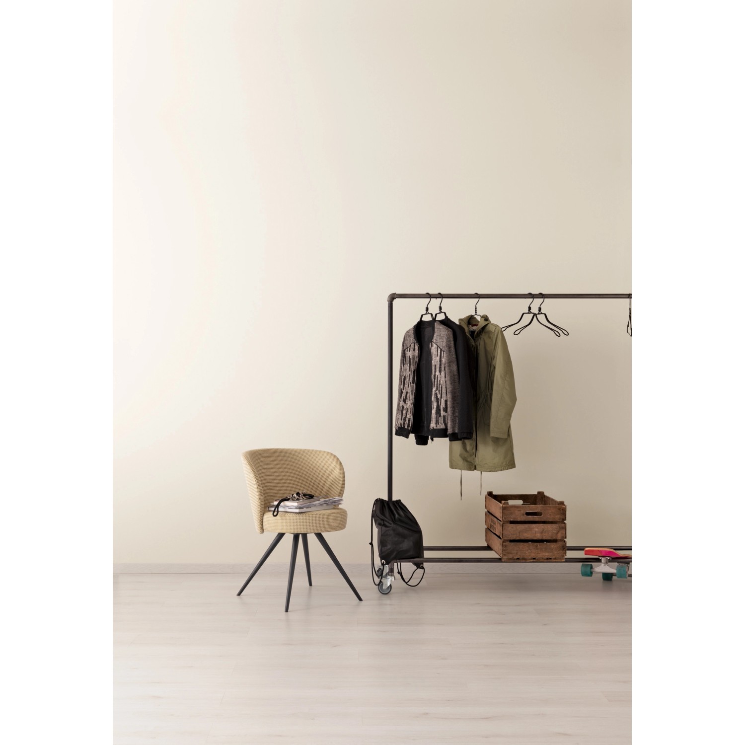 Wand in leichtem Leinenbeige mit Schöner Wohnen Designfarbe, kombiniert mit Möbeln.