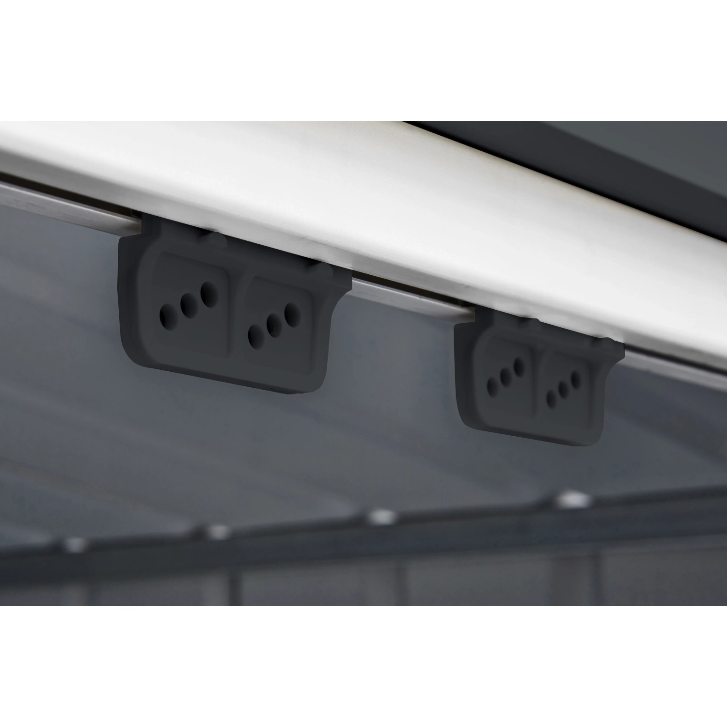 Detailaufnahme der Halterungen im Globel Industries Metall-Gerätehaus.