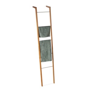 Freistehendes Relaxdays Leiterregal aus Bambus mit Handtüchern, 180cm hoch.