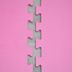 Pinke EVA-Trainingsmatten im Puzzlesystem, verbunden auf Holzfußboden. Ideal als Fitness- oder Yogamatte.