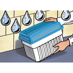Wenko Feuchtigkeitskiller mit blauem Deckel, weißem Behälter und Wassertropfen im Hintergrund.