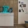 Paulmann FlexLED 3D Basis-Set als leuchtendes, blaues "F" auf einem Sideboard.