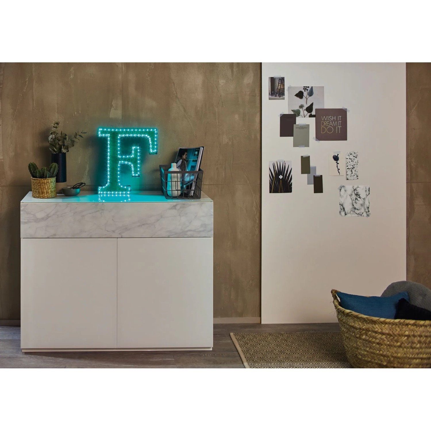Paulmann FlexLED 3D Basis-Set als leuchtendes, blaues "F" auf einem Sideboard.
