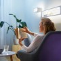 Frau liest unter WiZ LED Strip Licht. Smartes, flexibles Leuchtmittel für stimmungsvolle Beleuchtung.