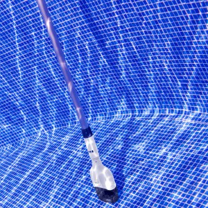 Gre Elek Spa Poolsauger im Pool, kabelloser Poolsauger mit Teleskopstange.