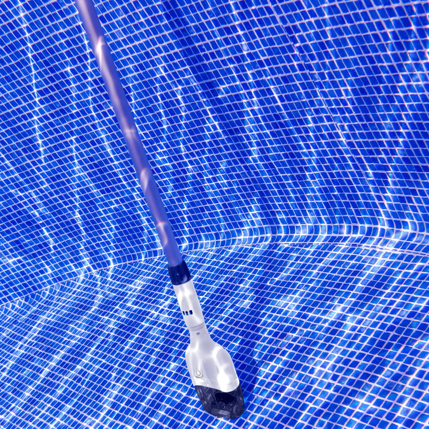 Gre Elek Spa Poolsauger im Pool, kabelloser Poolsauger mit Teleskopstange.