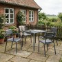 Dunkelgraue DELUKE LARS Gartenstühle aus Kunststoff auf einer Terrasse, stapelbar. Ideal für Outdoor.